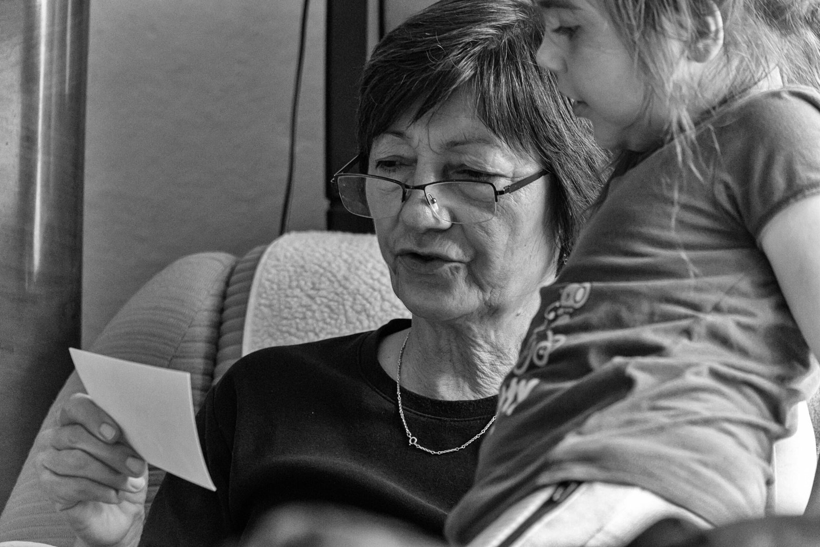 portrait noir et blanc d'une grand-mère et d'une petite-fille pour débuter en généalogie