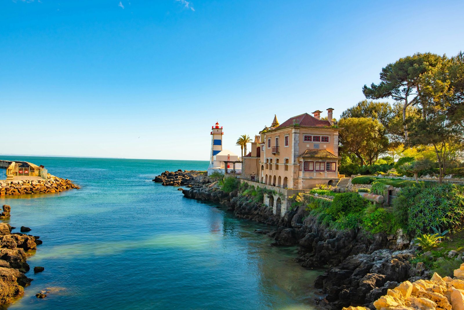 Côte estivale célèbre avec architecture, eau bleue, idéal pour vacances et recherches généalogiques à l'étranger