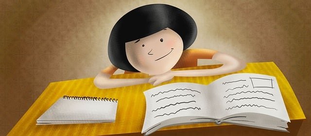 Personne souriante étudiant des documents pour vérifier une preuve généalogique avec un carnet à côté.